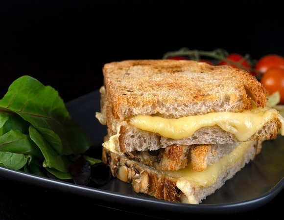 "Вкус — как в кафе": как сделать сырные тосты с маслом всего за 5 минут "Вкус — как в кафе": как сделать сырные тосты с маслом всего за 5 минут