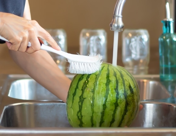 Как вымыть арбуз и дыню, чтобы не отравиться — проверенный способ врача Как вымыть арбуз и дыню, чтобы не отравиться — проверенный способ врача