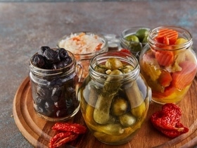 Витамины на зиму: врач подобрал лучший способ консервации продуктов