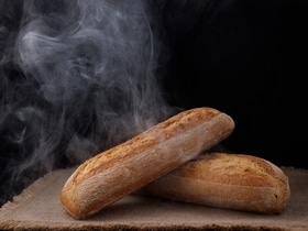 Почему нам запрещали есть горячий хлеб: миф или реальная опасность? Почему нам запрещали есть горячий хлеб: миф или реальная опасность?
