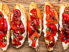Вот самая вкусная закуска из запеченных перцев — и в салаты "ляжет", и на бутерброд