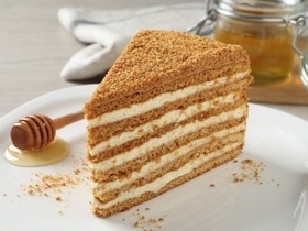 Медовик в 2025 году: сколько стоит приготовить этот торт и в каком городе это дороже всего?