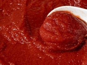 Не выбрасывайте перезревшие помидоры! Шеф-повар раскрыл рецепт идеальной томатной пасты