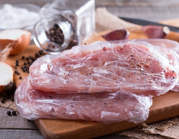 Воды не надо: назван самый небанальный способ быстро разморозить мясо 