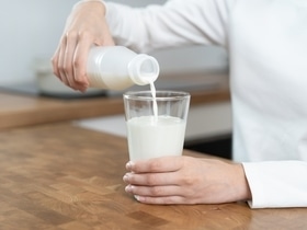 Жирное молоко повышает риск смертности? Врач Гинзбург оценил новое исследование