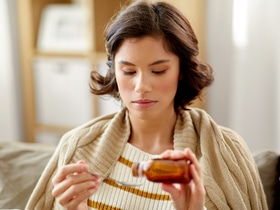 Действительно ли от меда нет толка, а сиропы от кашля больше вредят, чем помогают? Терапевт — о сладком при ОРВИ