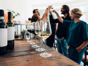 Как сойти за своего в винной тусовке: что такое мышиный тон, летучка и фанковое вино — говорим на языке современных виноделов Как сойти за своего в винной тусовке: что такое мышиный тон, летучка и фанковое вино — говорим на языке современных виноделов