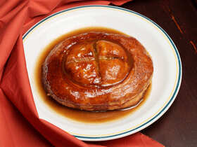 Готовим говядину Веллингтон с пивным соусом — шеф-повар поделился рецептом Готовим говядину Веллингтон с пивным соусом — шеф-повар поделился рецептом