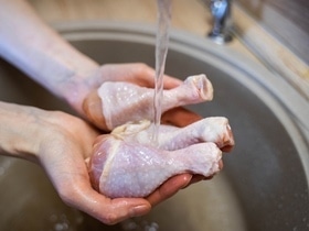 Ученые поставили точку: нужно ли мыть курицу перед приготовлением или нет Ученые поставили точку: нужно ли мыть курицу перед приготовлением или нет