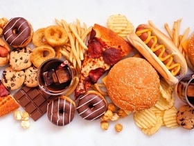 Эта вредная пищевая привычка провоцирует переедание у подростков: ученые в панике