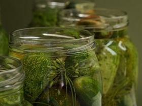 Даже не думайте выливать рассол: 5 случаев, когда он еще понадобится на кухне Даже не думайте выливать рассол: 5 случаев, когда он еще понадобится на кухне