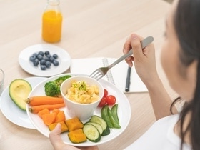 Ученые предложили режим питания, который замедляет старение мозга Ученые предложили режим питания, который замедляет старение мозга