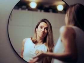 Уронили на себя селедку под шубой? Вот экспресс-средства для очистки одежды, если в новогоднюю ночь случился казус