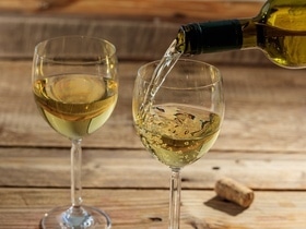 Россияне полюбили безалкогольное вино: диетолог сказала, можно ли так заработать зависимость Россияне полюбили безалкогольное вино: диетолог сказала, можно ли так заработать зависимость