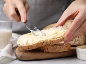 3 ингредиента и 30 секунд: как сделать постное масло на замену сливочному