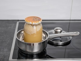 Как "оживить" засахарившийся мед, не уничтожив его пользу? Эксперты предложили безопасные техники Как "оживить" засахарившийся мед, не уничтожив его пользу? Эксперты предложили безопасные техники