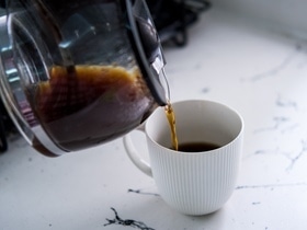 Кофе делает сон короче, но "качественнее" — заявили ученые