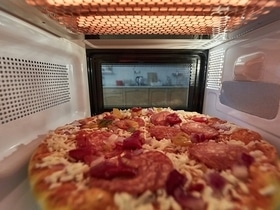 Никогда не разогревайте пиццу так: кулинарный эксперт рассказала, что делать, чтобы не выкинуть продукт в мусорку Никогда не разогревайте пиццу так: кулинарный эксперт рассказала, что делать, чтобы не выкинуть продукт в мусорку