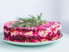 "Поднаберем" клетчатки: диетолог Мухина объяснила всю пользу знаменитой селедки под шубой