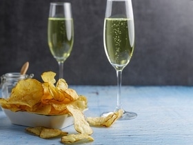 И вкус почувствуете, и похмелье не приблизите: в преддверии Нового года врач напомнила, чем лучше закусывать шампанское И вкус почувствуете, и похмелье не приблизите: в преддверии Нового года врач напомнила, чем лучше закусывать шампанское