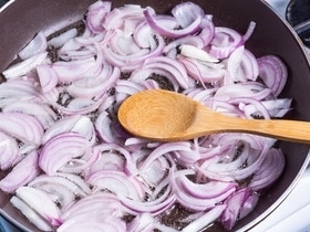 Чем заменить лук в блюдах, если он не нравится? Шеф-повар предложил неотличимые альтернативы Чем заменить лук в блюдах, если он не нравится? Шеф-повар предложил неотличимые альтернативы