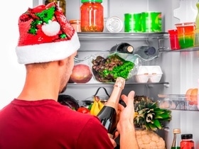 Можно ли выносить еду на балкон: где хранить новогодние блюда, если холодильник забит? Можно ли выносить еду на балкон: где хранить новогодние блюда, если холодильник забит?