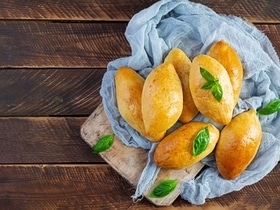 Объясняем разницу между выпечкой на сковороде и в духовке — хрустящая корочка против воздушной текстуры