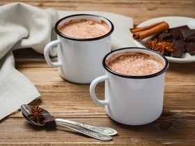 Почти как кофе? Стало известно, мешает ли сну горячий шоколад Почти как кофе? Стало известно, мешает ли сну горячий шоколад