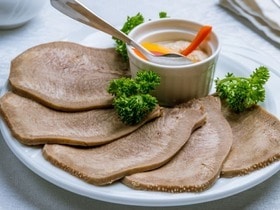 Идеален для новогоднего стола: как выбрать язык, рассказали эксперты программы "О самом главном"