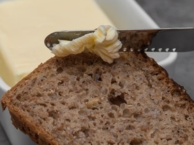 Полезен ли бутерброд из хлеба с маслом: все не так однозначно, как кажется — нутрициолог