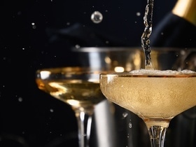 Масло, лимон и "стартовая рюмка": врач объяснила, реально ли подготовить организм к приему алкоголя