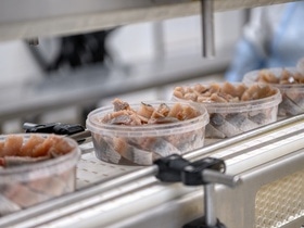 Стало известно, почему эксперты не советуют покупать селедку в банке