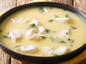 Суп из топора: готовлю сытнейшую чихиртму, когда в холодильнике только лук, яйца да курица