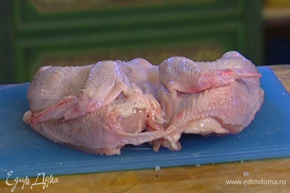 Тушку цыпленка вымыть, просушить бумажным полотенцем и разрезать по центральной кости так, чтобы его можно было распластать.