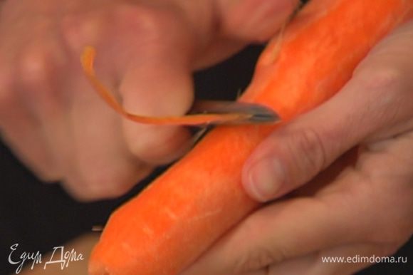 Морковь вымыть, почистить и крупно нарезать.