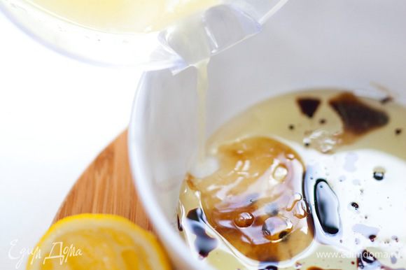 Приготовить заправку: оливковое масло соединить с лимонным соком и бальзамическим уксусом, добавить соль и перец, все перемешать.