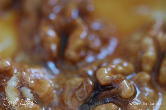 Грецкие орехи обжарить в меду, выложить их на тарелку или металлический противень, чтобы они не слиплись.