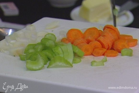 Лук, сельдерей, морковь и 2 зубчика чеснока почистить и порезать, не смешивая их.