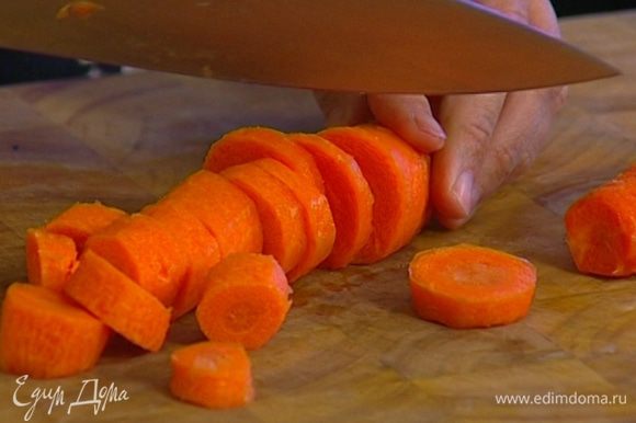Морковь, лук и чеснок почистить.
