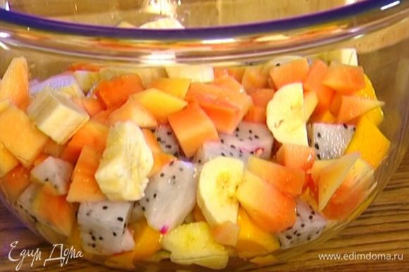 Ананас, манго, банан, папайю и фрукт дракона почистить, нарезать кубиками и выложить в салатницу.