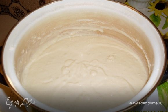 Тесто: В теплом молоке растворить дрожжи, добавить 300 г муки, размешать, чтобы не было комков, накрыть и поставить опару в теплое место.