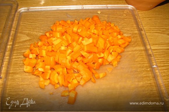 Морковь и лук режем кубиками.