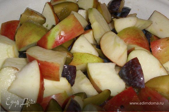 Яблоки и сливы режем "кубиками" ,не забываем предварительно помыть, обсушить и удалить сердцевинки и косточки из слив.