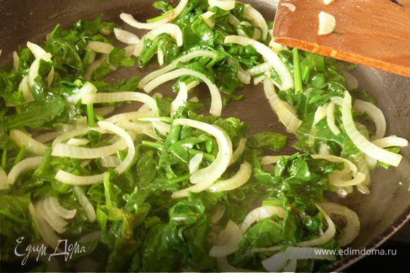 В сковороде на оливковом масле припустить лук, чеснок и шпинат.Приправить солью и перцем( совсем немного)