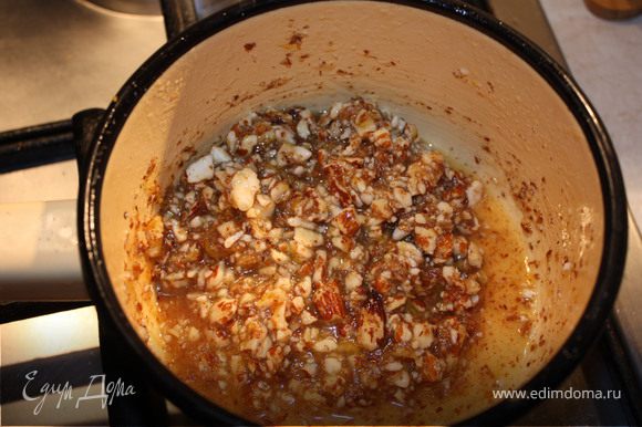 Половинки груш выложить на тарелку и дать остыть.В горячий сироп добавить рубленые орехи,перемешать.