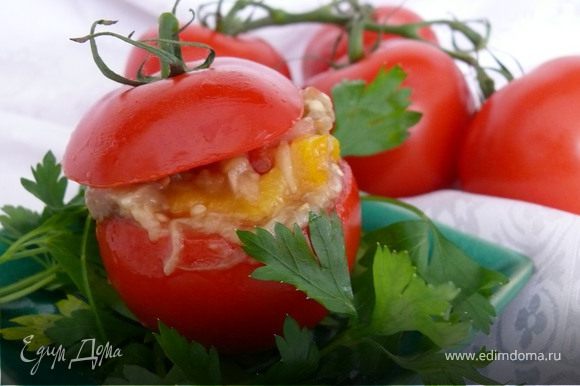 Подавать закуску сильно охлажденной.Можно в салатнике( как икру),можно в помидоре из которого выскоблена мякоть(ее потом можно использовать для приготовления томатного соуса).