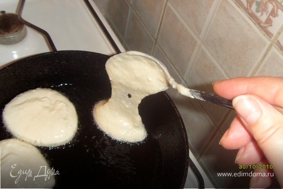 На разогретую с маслом сковороду ложкой выкладывать тесто.