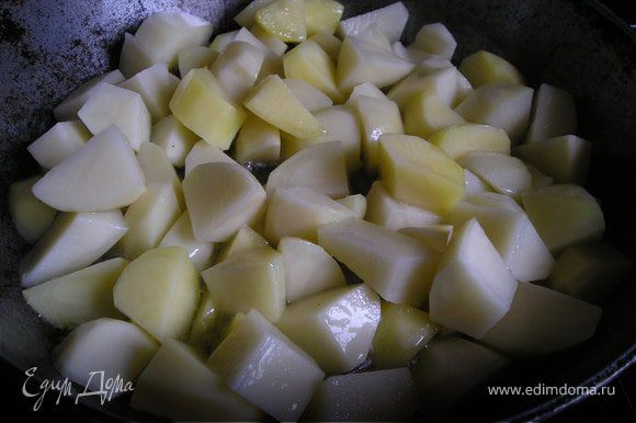 Картофель очистить, вымыть, обсушить, нарезать брусочками 2*2. Разогреть раст. масло, обжаривать картофель 15 мин.