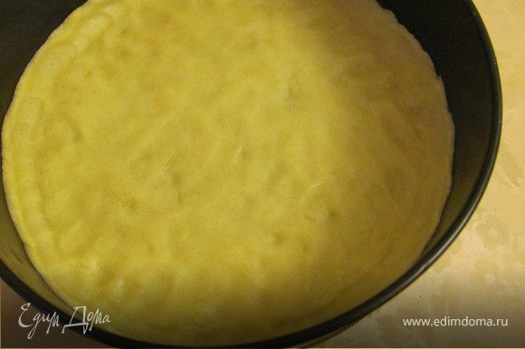 Разогреть духовку до 180С. В миске смешать масло и сахар, постепенно добавить муку с разрыхлителем. Вымесить однородное тесто.Выложить тесто в форму.