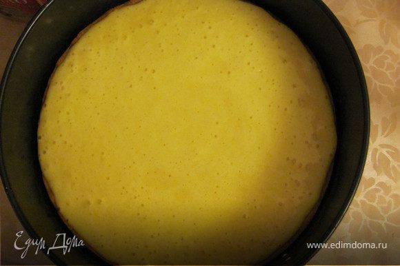 Добавить белки к желтковой смеси и аккуратно перемешать. Вылить начинку на тесто.